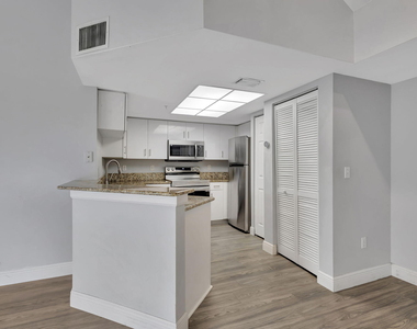 600 N Crestwood Ct Court N - Photo Thumbnail 8