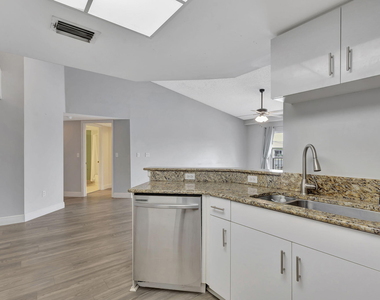 600 N Crestwood Ct Court N - Photo Thumbnail 4