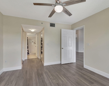 600 N Crestwood Ct Court N - Photo Thumbnail 12