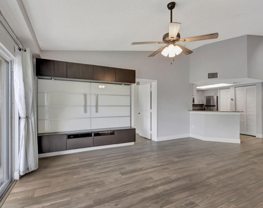600 N Crestwood Ct Court N - Photo Thumbnail 2
