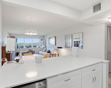 1516 S Lakeside Drive - Photo Thumbnail 15