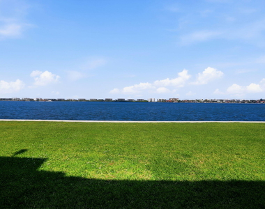1516 S Lakeside Drive - Photo Thumbnail 7