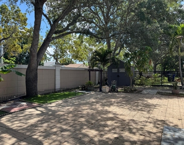 1038 W Jasmine Lane - Photo Thumbnail 12