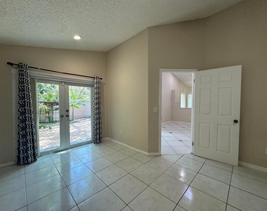 1038 W Jasmine Lane - Photo Thumbnail 11