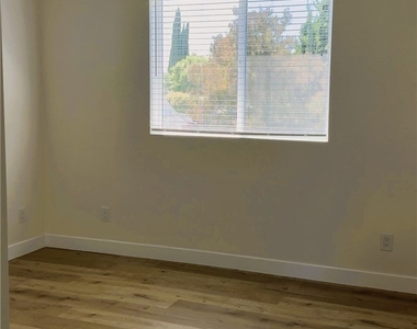 6851 N De Celis Place - Photo Thumbnail 5
