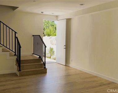 6851 N De Celis Place - Photo Thumbnail 2