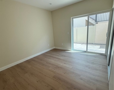 7826 Kyle Street - Photo Thumbnail 2