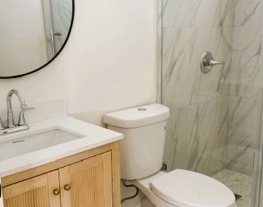 6849 N De Celis Place - Photo Thumbnail 9