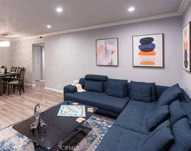 4358 Mammoth Avenue - Photo Thumbnail 3