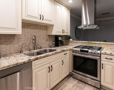 4358 Mammoth Avenue - Photo Thumbnail 9