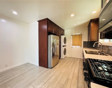 7515 Sunnybrae Avenue - Photo Thumbnail 5