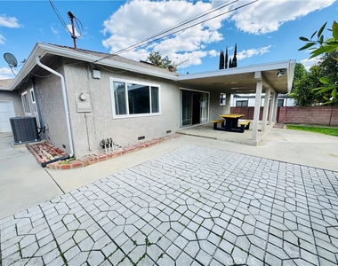 7515 Sunnybrae Avenue - Photo Thumbnail 24