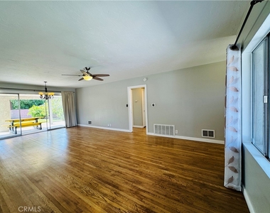 7515 Sunnybrae Avenue - Photo Thumbnail 2