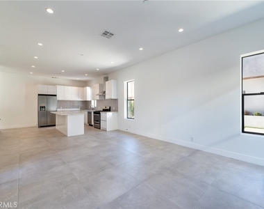 1805 S Longwood - Photo Thumbnail 4