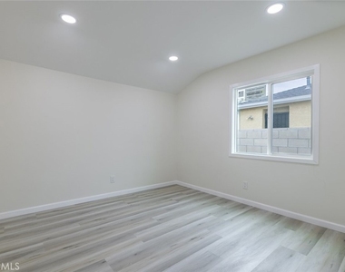 18919 Hart Street - Photo Thumbnail 15