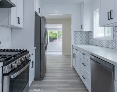18919 Hart Street - Photo Thumbnail 10