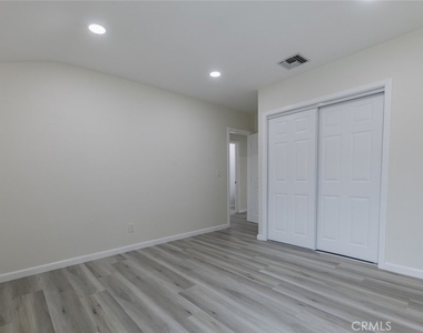 18919 Hart Street - Photo Thumbnail 14