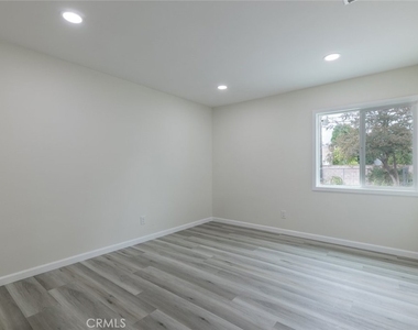 18919 Hart Street - Photo Thumbnail 12