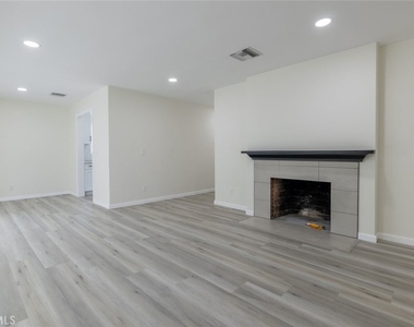 18919 Hart Street - Photo Thumbnail 5