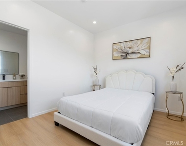 2517 Alsace Avenue - Photo Thumbnail 16