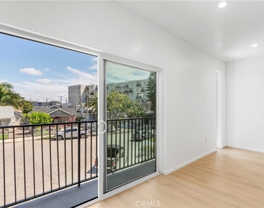 2517 Alsace Avenue - Photo Thumbnail 12