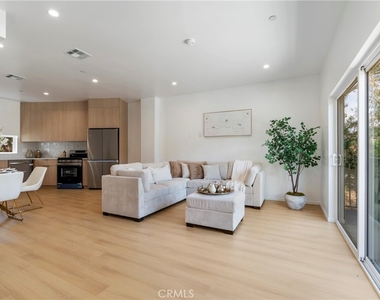 2517 Alsace Avenue - Photo Thumbnail 7