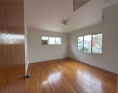1042 S Sherbourne Drive - Photo Thumbnail 17