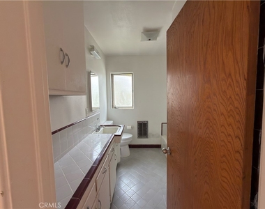 1042 S Sherbourne Drive - Photo Thumbnail 20