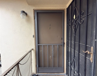 1042 S Sherbourne Drive - Photo Thumbnail 9