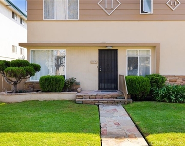 1042 S Sherbourne Drive - Photo Thumbnail 2