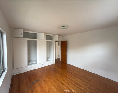1042 S Sherbourne Drive - Photo Thumbnail 18