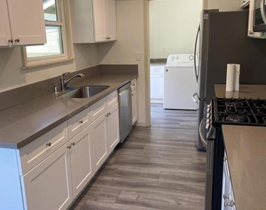1523 N Grand Oaks Avenue - Photo Thumbnail 10