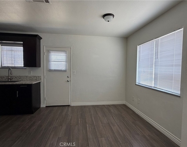 313 W 44th - Photo Thumbnail 4