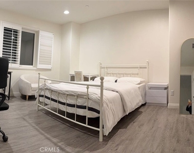 2463 E Derby Lane - Photo Thumbnail 3