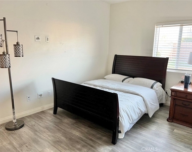 2463 E Derby Lane - Photo Thumbnail 9