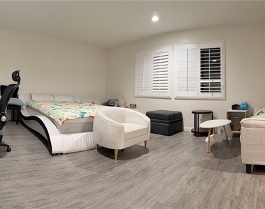 2463 E Derby Lane - Photo Thumbnail 4