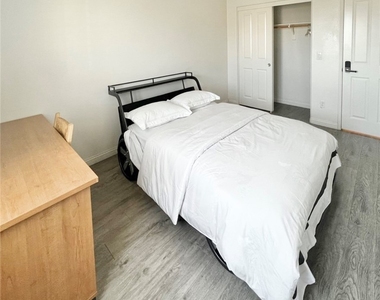 2463 E Derby Lane - Photo Thumbnail 7