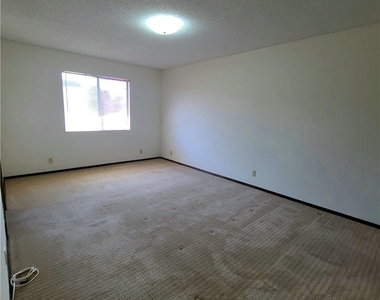 881 W Huntington Dr. - Photo Thumbnail 11