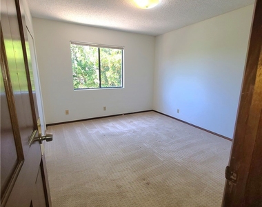 881 W Huntington Dr. - Photo Thumbnail 15