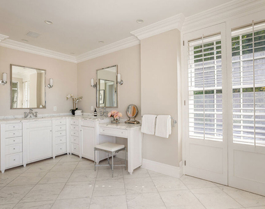 1460 N Doheny Drive - Photo Thumbnail 14