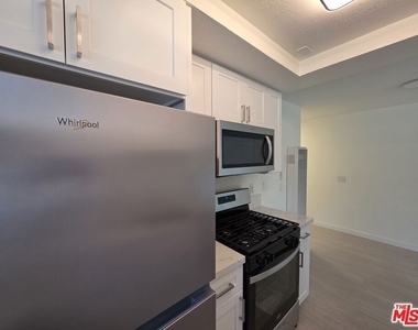 912 N Ridgewood Place - Photo Thumbnail 32