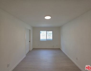 912 N Ridgewood Place - Photo Thumbnail 12