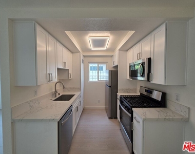 912 N Ridgewood Place - Photo Thumbnail 4