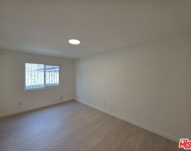 912 N Ridgewood Place - Photo Thumbnail 11