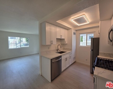 912 N Ridgewood Place - Photo Thumbnail 5