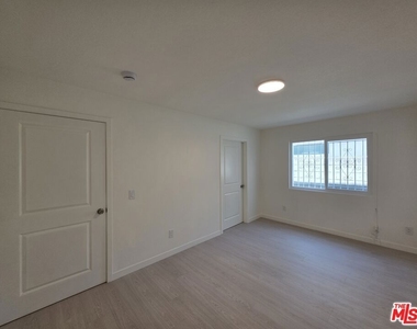 912 N Ridgewood Place - Photo Thumbnail 13