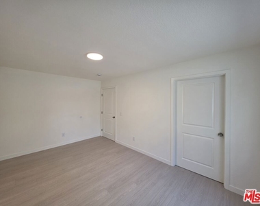 912 N Ridgewood Place - Photo Thumbnail 15