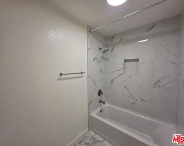 912 N Ridgewood Place - Photo Thumbnail 23