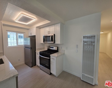 912 N Ridgewood Place - Photo Thumbnail 3