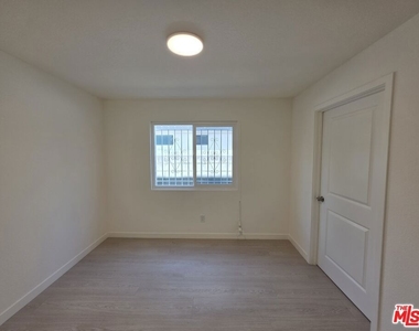 912 N Ridgewood Place - Photo Thumbnail 39